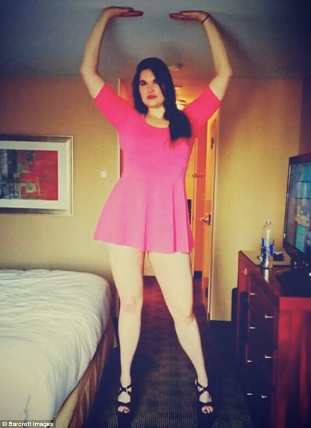 Cô gái khổng lồ cao hơn 2m luôn khiến người khác phải ngước nhìn ảnh 1