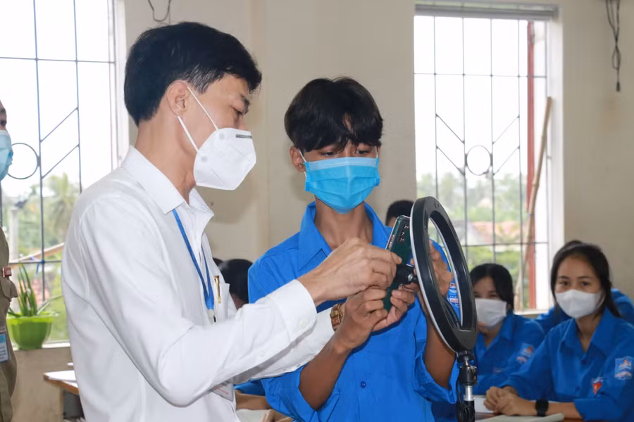 Thầy và trò Trường THPT Diễn Châu 4 chuẩn bị thiết bị livestream trong một tiết học.