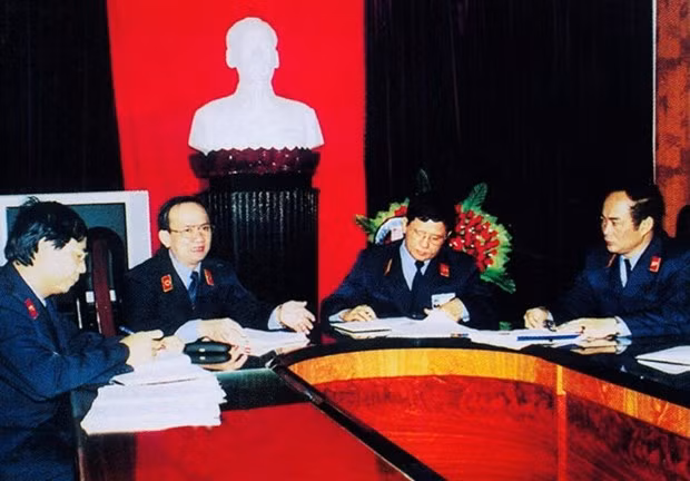 Đồng chí Hà Mạnh Trí (thứ hai từ trái sang). Nguồn: Baovephapluat.vn.