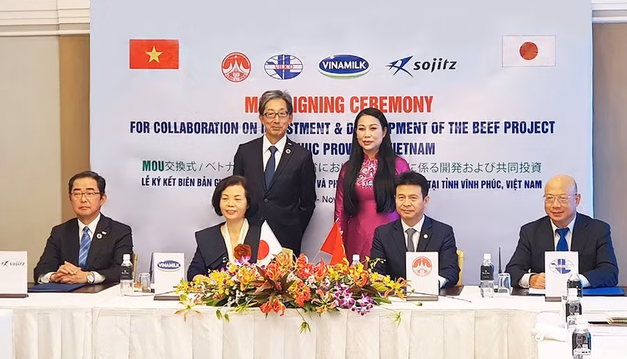 Ông Ryutaro Hirai - Phó chủ tịch Tập đoàn Sojitz và bà Hoàng Thị Thúy Lan - Bí thư Tỉnh ủy Vĩnh Phúc chứng kiến lễ ký kết.