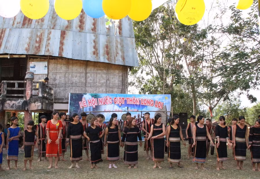 Các em học sinh tham gia biểu diễn cồng chiêng, múa xoang tại lễ hội Cúng nước giọt của làng.