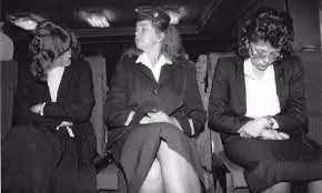 Các bị cáo hầu toà. Waltraud Wagner (bên phải) và Irene Leidolf (trái) Các bị cáo hầu toà. Waltraud Wagner (bên phải) và Irene Leidolf (trái)