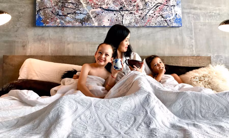 Cặp song sinh của Diva Hồng Nhung được bố trợ cấp hơn 100 triệu tiền học/ tháng