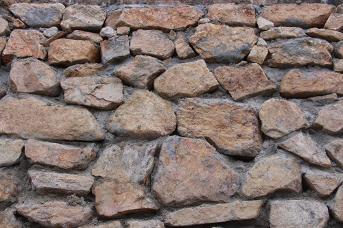 Đá gan gà được tái sử dụng ở bờ kè Kinh thành Huế. Ảnh: Võ Thạnh