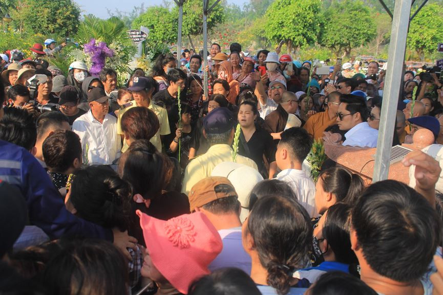 Hàng nghìn người đổ về nghĩa trang Phúc An Viên tiễn biệt nghệ sĩ Anh Vũ ảnh 18 Đông nghịt người đổ về nghĩa trang Phúc An Viên tiễn đưa nghệ sỹ Anh Vũ - ảnh 18