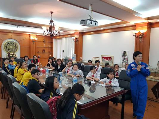 Các thầy cô trong Ban Giám hiệu luôn đồng hành cùng các hoạt động của CLB Stem Các thầy cô trong Ban Giám hiệu luôn đồng hành cùng các hoạt động của CLB Stem