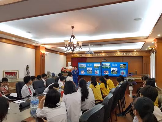 Thành viên CLB Stem tìm hiểu về vũ trụ và các loại tên lửa