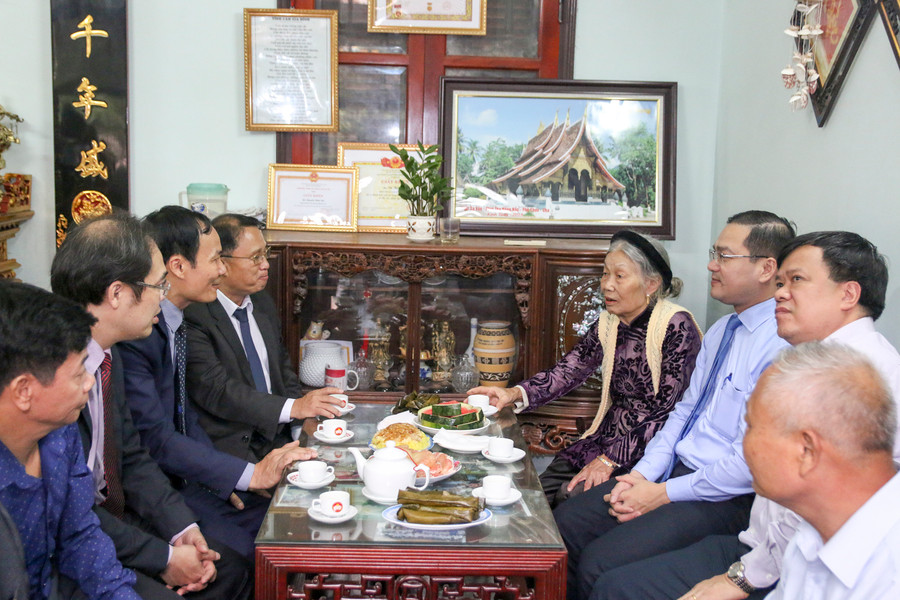 Lãnh đạo Bộ GD&ĐT, đại diện Đại sứ quán Lào, Trung ương Hội hữu nghị Việt Nam - Lào thăm hộ dân tiếp nhận LHS trong chương trình Homestay.