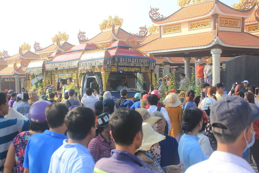 Hàng nghìn người đổ về nghĩa trang Phúc An Viên tiễn biệt nghệ sĩ Anh Vũ ảnh 7 Đông nghịt người đổ về nghĩa trang Phúc An Viên tiễn đưa nghệ sỹ Anh Vũ - ảnh 7