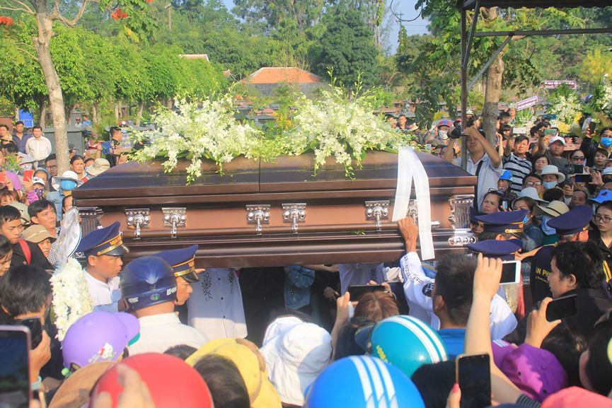 Hàng nghìn người đổ về nghĩa trang Phúc An Viên tiễn biệt nghệ sĩ Anh Vũ ảnh 10 Đông nghịt người đổ về nghĩa trang Phúc An Viên tiễn đưa nghệ sỹ Anh Vũ - ảnh 10