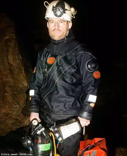 Jason Mallinson trong một chuyến lặn hang. Ảnh:Chris Jewell.