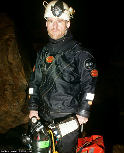 Jason Mallinson trong một chuyến lặn hang. Ảnh:Chris Jewell.