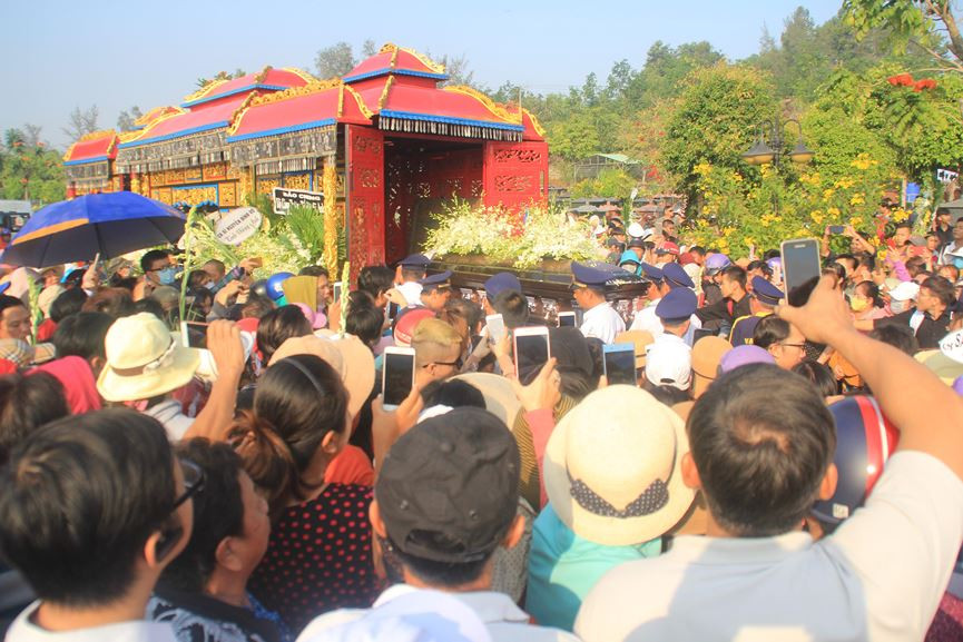 Hàng nghìn người đổ về nghĩa trang Phúc An Viên tiễn biệt nghệ sĩ Anh Vũ ảnh 3 Đông nghịt người đổ về nghĩa trang Phúc An Viên tiễn đưa nghệ sỹ Anh Vũ - ảnh 3