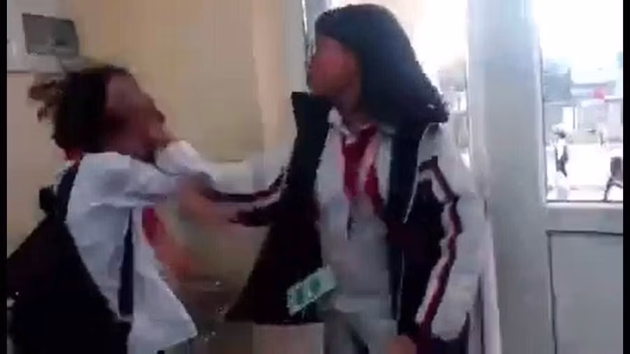 Hình ảnh được cắt từ clip gây xôn cao dư luận, ảnh: Facebook