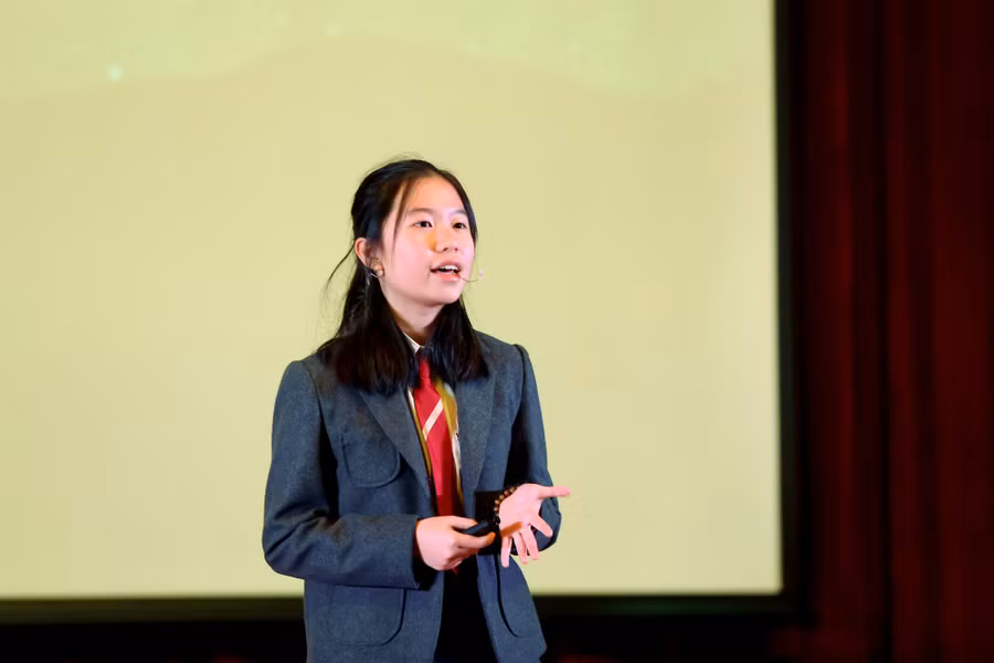 Cô bé 14 tuổi báo động vấn đề “ô nhiễm ánh sáng” trên sân khấu TEDx