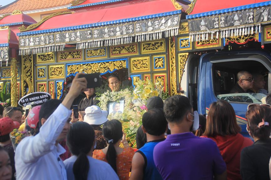 Hàng nghìn người đổ về nghĩa trang Phúc An Viên tiễn biệt nghệ sĩ Anh Vũ ảnh 4 Đông nghịt người đổ về nghĩa trang Phúc An Viên tiễn đưa nghệ sỹ Anh Vũ - ảnh 4