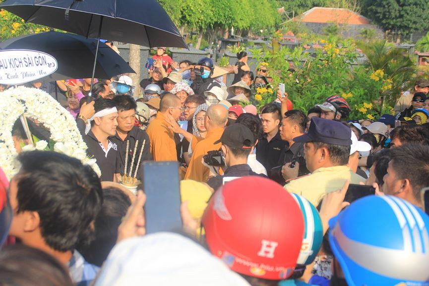 Hàng nghìn người đổ về nghĩa trang Phúc An Viên tiễn biệt nghệ sĩ Anh Vũ ảnh 14 Đông nghịt người đổ về nghĩa trang Phúc An Viên tiễn đưa nghệ sỹ Anh Vũ - ảnh 14