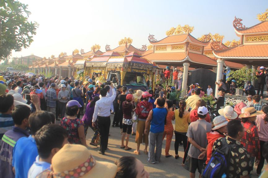 Hàng nghìn người đổ về nghĩa trang Phúc An Viên tiễn biệt nghệ sĩ Anh Vũ ảnh 6 Đông nghịt người đổ về nghĩa trang Phúc An Viên tiễn đưa nghệ sỹ Anh Vũ - ảnh 6