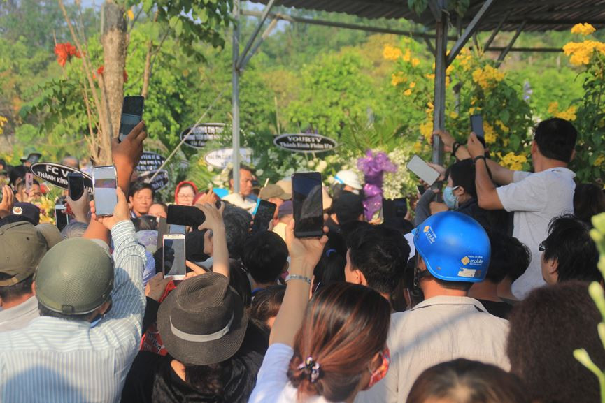 Hàng nghìn người đổ về nghĩa trang Phúc An Viên tiễn biệt nghệ sĩ Anh Vũ ảnh 19 Đông nghịt người đổ về nghĩa trang Phúc An Viên tiễn đưa nghệ sỹ Anh Vũ - ảnh 19