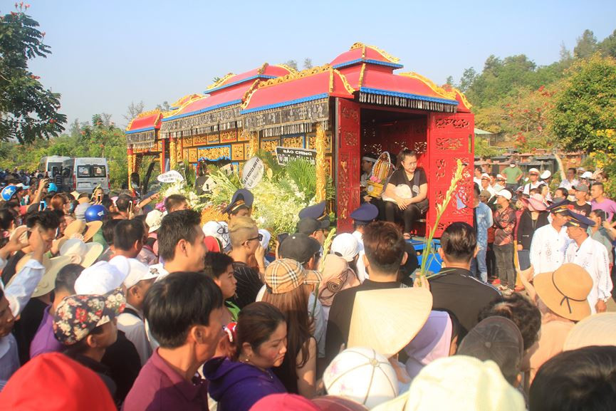 Hàng nghìn người đổ về nghĩa trang Phúc An Viên tiễn biệt nghệ sĩ Anh Vũ ảnh 5 Đông nghịt người đổ về nghĩa trang Phúc An Viên tiễn đưa nghệ sỹ Anh Vũ - ảnh 5