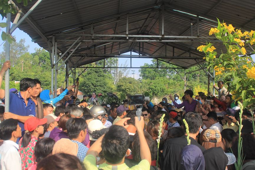 Hàng nghìn người đổ về nghĩa trang Phúc An Viên tiễn biệt nghệ sĩ Anh Vũ ảnh 15 Đông nghịt người đổ về nghĩa trang Phúc An Viên tiễn đưa nghệ sỹ Anh Vũ - ảnh 15