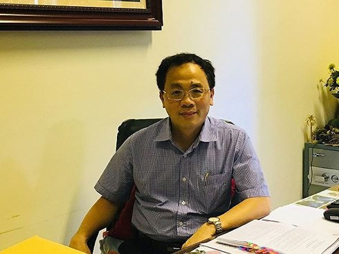 Hiệu trưởng trường ĐH Y Hà Nội, GS.TS Tạ Thành Văn:Để tốt nghiệp trường Y, các sinh viên phải học hành vất vả 6 năm trời và phải vượt qua nhiều kỳ thi hết môn, thi tốt nghiệp rất khó khăn với chuẩn đầu ra của từng môn học và của cả khóa. Do vậy, nếu năng lực sinh viên không đáp ứng được thì không dễ dàng vượt qua các cửa ải như vậy. Hiệu trưởng trường ĐH Y Hà Nội, GS.TS Tạ Thành Văn:Để tốt nghiệp trường Y, các sinh viên phải học hành vất vả 6 năm trời và phải vượt qua nhiều kỳ thi hết môn, thi tốt nghiệp rất khó khăn với chuẩn đầu ra của từng môn học và của cả khóa. Do vậy, nếu năng lực sinh viên không đáp ứng được thì không dễ dàng vượt qua các cửa ải như vậy.