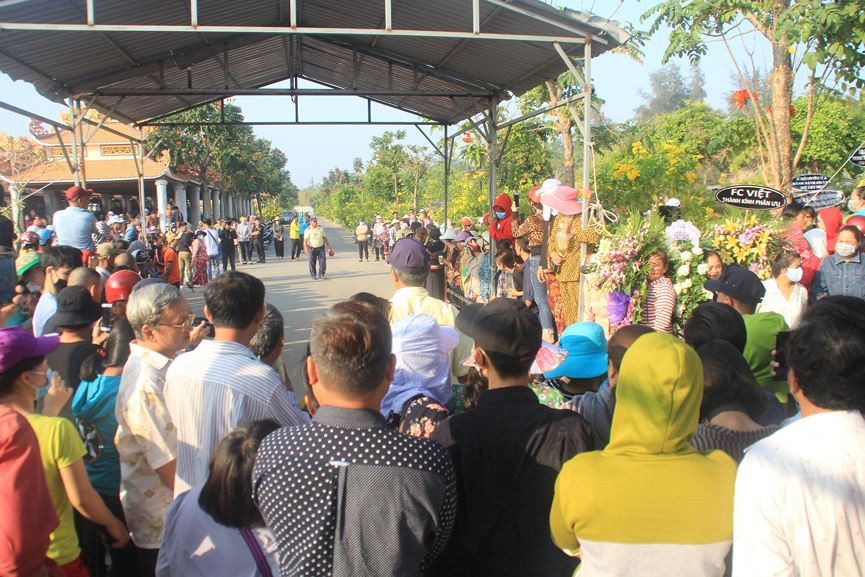 Hàng nghìn người đổ về nghĩa trang Phúc An Viên tiễn biệt nghệ sĩ Anh Vũ ảnh 2 Đông nghịt người đổ về nghĩa trang Phúc An Viên tiễn đưa nghệ sỹ Anh Vũ - ảnh 2