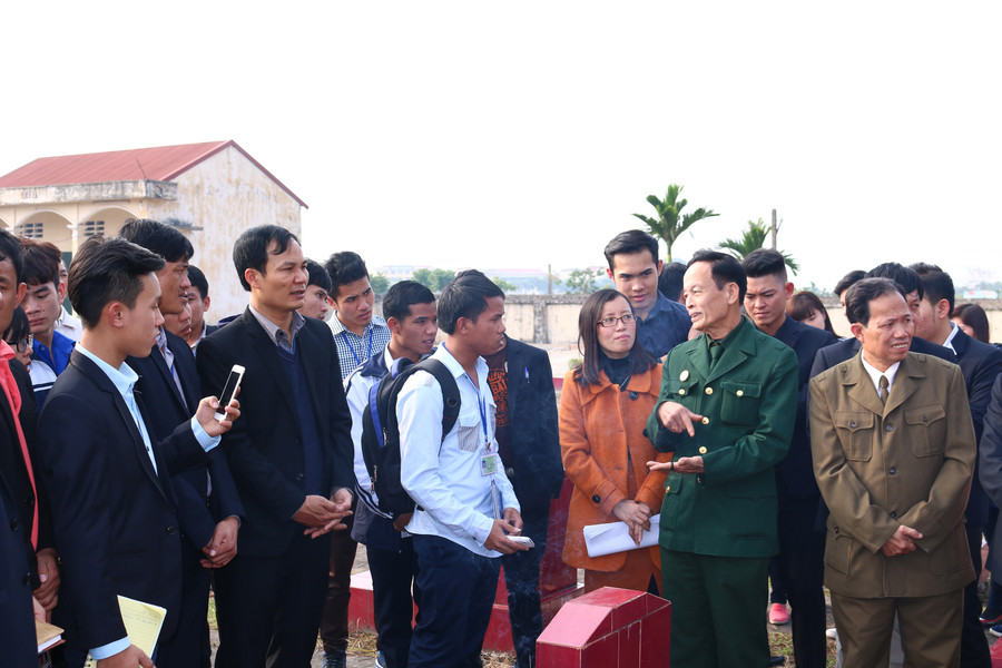 LHS Lào viếng Nghĩa trang liệt sĩ xã Thọ Lộc, Phúc Thọ, Hà Nội trong khuôn khổ chương trình homestay và nghe các cưu chiến binh nói chuyện.