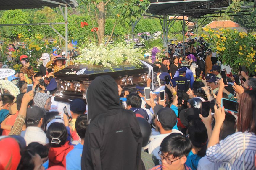 Hàng nghìn người đổ về nghĩa trang Phúc An Viên tiễn biệt nghệ sĩ Anh Vũ ảnh 11 Đông nghịt người đổ về nghĩa trang Phúc An Viên tiễn đưa nghệ sỹ Anh Vũ - ảnh 11