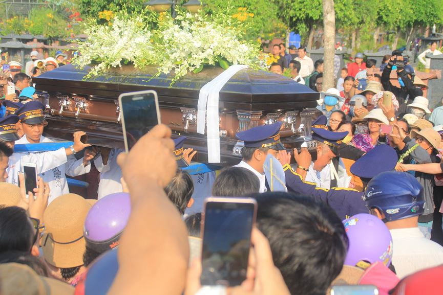 Hàng nghìn người đổ về nghĩa trang Phúc An Viên tiễn biệt nghệ sĩ Anh Vũ ảnh 12 Đông nghịt người đổ về nghĩa trang Phúc An Viên tiễn đưa nghệ sỹ Anh Vũ - ảnh 12