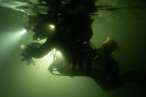 Mỗi thợ lặn phải đeo hai bình khí nén trên người khi luồn lách trong những hang động hẹp và nhiều ngóc ngách và sử dụng hệ thống tuần hoàn - tái sử dụng không khí thay vì thải ra ngoài để lặn trong nhiều giờ. Ảnh: Oxalis.