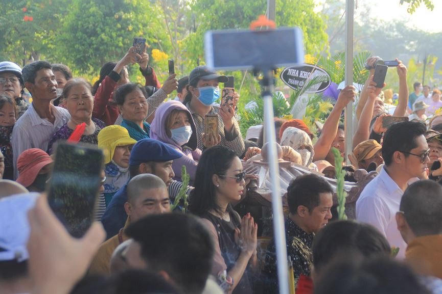 Hàng nghìn người đổ về nghĩa trang Phúc An Viên tiễn biệt nghệ sĩ Anh Vũ ảnh 20 Đông nghịt người đổ về nghĩa trang Phúc An Viên tiễn đưa nghệ sỹ Anh Vũ - ảnh 20