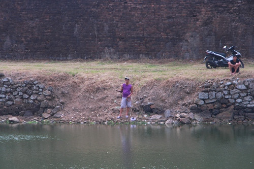 Nhiều khu vực bờ kè Kinh thành Huếbị sụt lún. Ảnh: Võ Thạnh