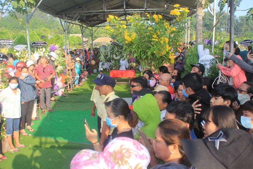 Hàng nghìn người đổ về nghĩa trang Phúc An Viên tiễn biệt nghệ sĩ Anh Vũ ảnh 1 Đông nghịt người đổ về nghĩa trang Phúc An Viên tiễn đưa nghệ sỹ Anh Vũ - ảnh 1