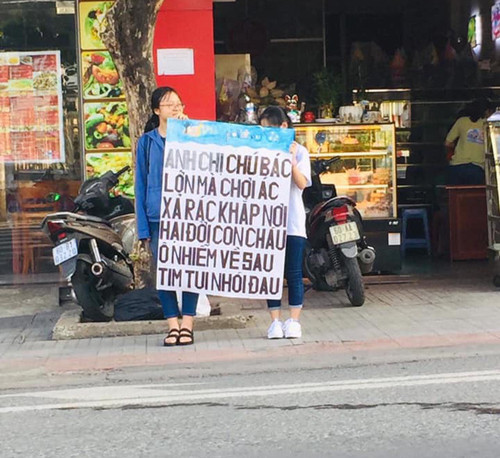 Tấm biển báo nhắc nhở vô đối của hai cô bé ảnh 1 Tấm biển nhắc nhở vô đối của hai bạn trẻ.