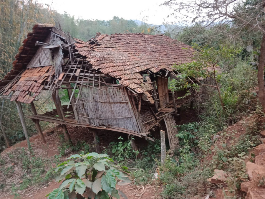 Ngôi nhà của ông Quàng Văn Lắn có thể đổ sập bất cứ lúc nào, sợ nguy hiểm đến tính mạng, cả gia đình phải di chuyển sang ở nhờ hàng xóm Ngôi nhà của ông Quàng Văn Lắn có thể đổ sập bất cứ lúc nào, sợ nguy hiểm đến tính mạng, cả gia đình phải di chuyển sang ở nhờ hàng xóm