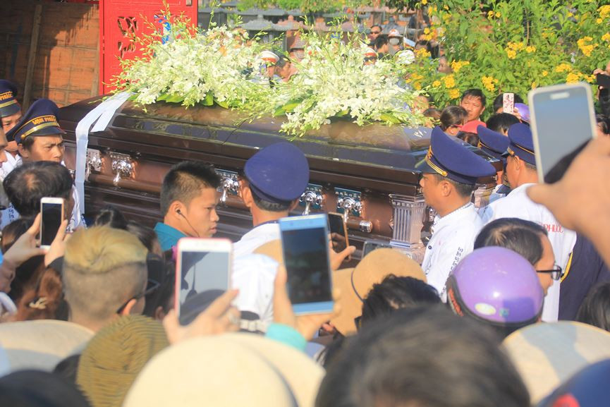 Hàng nghìn người đổ về nghĩa trang Phúc An Viên tiễn biệt nghệ sĩ Anh Vũ ảnh 13 Đông nghịt người đổ về nghĩa trang Phúc An Viên tiễn đưa nghệ sỹ Anh Vũ - ảnh 13