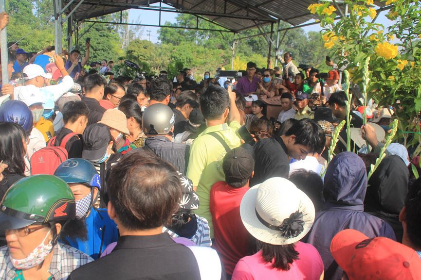 Hàng nghìn người đổ về nghĩa trang Phúc An Viên tiễn biệt nghệ sĩ Anh Vũ ảnh 16 Đông nghịt người đổ về nghĩa trang Phúc An Viên tiễn đưa nghệ sỹ Anh Vũ - ảnh 16