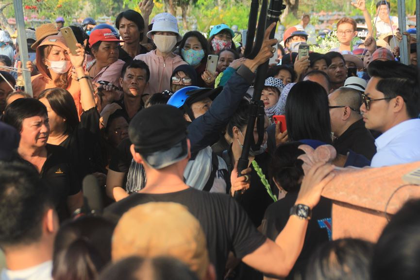 Hàng nghìn người đổ về nghĩa trang Phúc An Viên tiễn biệt nghệ sĩ Anh Vũ ảnh 17 Đông nghịt người đổ về nghĩa trang Phúc An Viên tiễn đưa nghệ sỹ Anh Vũ - ảnh 17