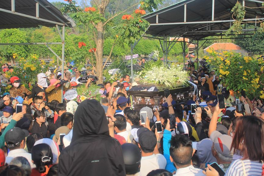 Hàng nghìn người đổ về nghĩa trang Phúc An Viên tiễn biệt nghệ sĩ Anh Vũ ảnh 9 Đông nghịt người đổ về nghĩa trang Phúc An Viên tiễn đưa nghệ sỹ Anh Vũ - ảnh 9