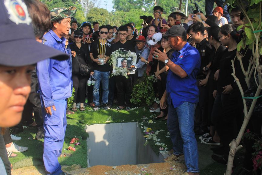 Hàng nghìn người đổ về nghĩa trang Phúc An Viên tiễn biệt nghệ sĩ Anh Vũ ảnh 21 Đông nghịt người đổ về nghĩa trang Phúc An Viên tiễn đưa nghệ sỹ Anh Vũ - ảnh 21