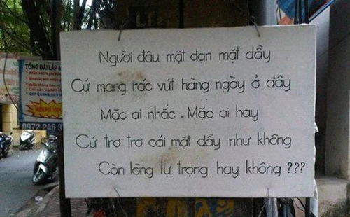 Tấm biển báo nhắc nhở vô đối của hai cô bé