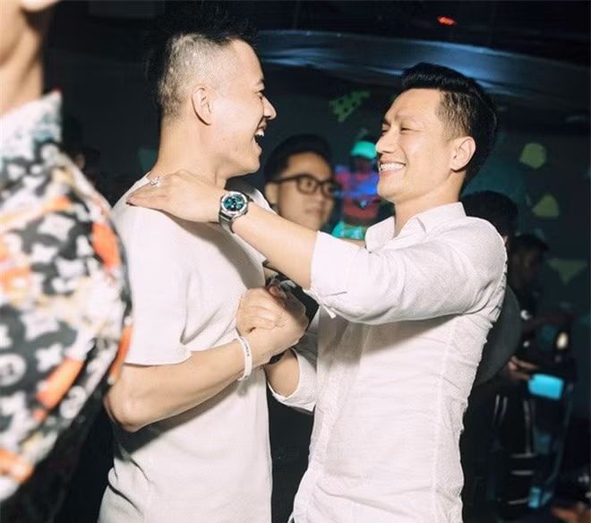 Người đưa Việt Anh đi phẫu thuật thẩm mỹ: “Thực ra anh ấy còn muốn làm nhiều hơn..." ảnh 2