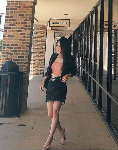 Rũ bỏ phong cách gợi cảm, Hương Tràm chuộng gu thời trang cá tính phóng khoáng ảnh 4 Empty