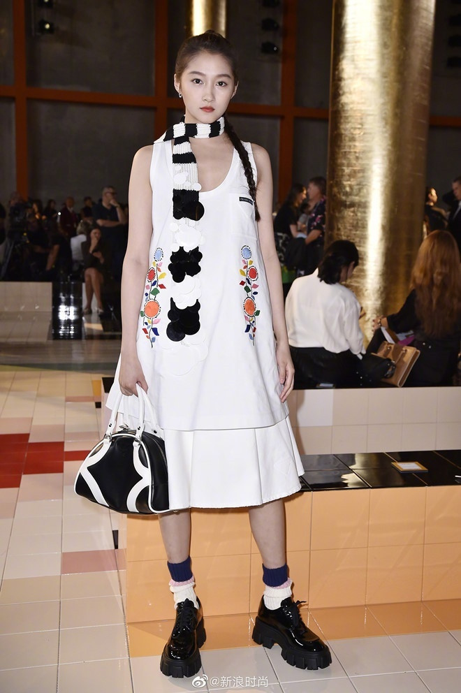 Địch Lệ Nhiệt Ba và dàn sao Trung Quốc mặc xấu tơi tả ở trời Tây ảnh 4 Địch Lệ Nhiệt Ba và dàn sao Trung Quốc mặc xấu tơi tả ở trời Tây ảnh 4