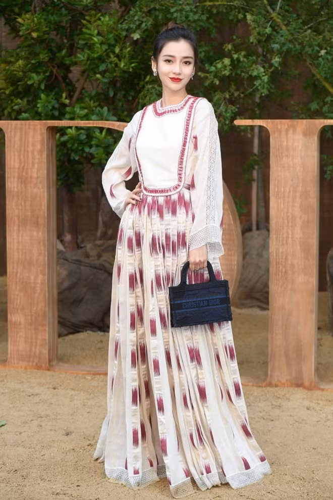 Địch Lệ Nhiệt Ba và dàn sao Trung Quốc mặc xấu tơi tả ở trời Tây ảnh 5