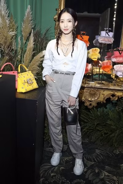 Địch Lệ Nhiệt Ba và dàn sao Trung Quốc mặc xấu tơi tả ở trời Tây ảnh 7