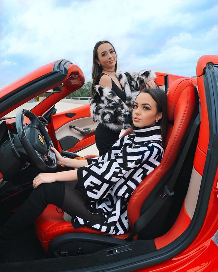 Chị em song sinh lai 5 dòng máu, là vlogger có triệu fan trên mạng ảnh 2 Chị em song sinh lai 5 dòng máu, là vlogger có triệu fan trên mạng ảnh 2