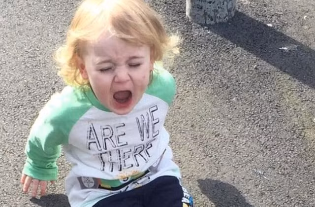 Khóc la inh ỏi chỉ vì nghĩ rằng cái bóng đang theo dõi mình.