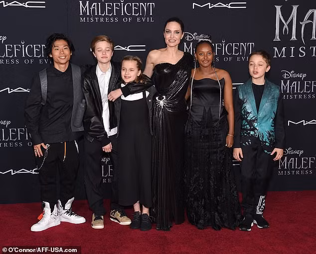 angelina jolie dep hut mat, vui ve hoi ngo con trai maddox o nhat ban hinh 8